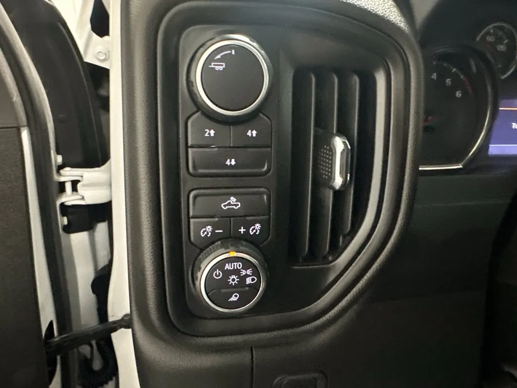 Chevrolet Silverado photo 17