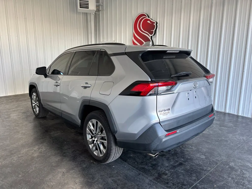 Toyota RAV4 photo 2