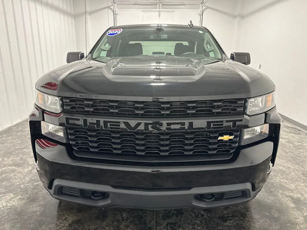 Chevrolet Silverado photo 2