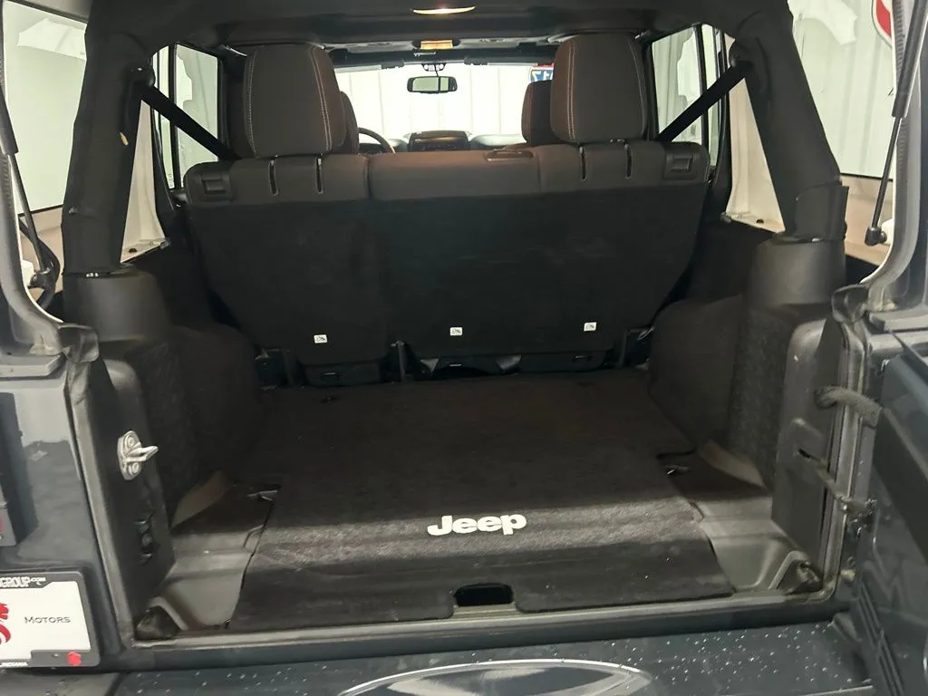 Jeep Wrangler photo 16