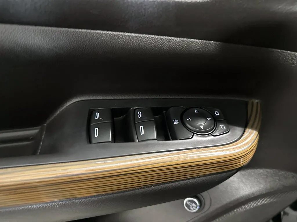 GMC Acadia photo 11