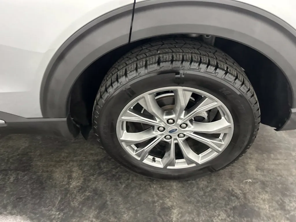 Ford Explorer photo 7