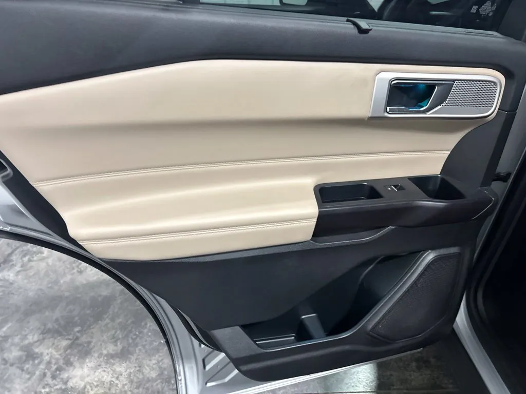 Ford Explorer photo 17