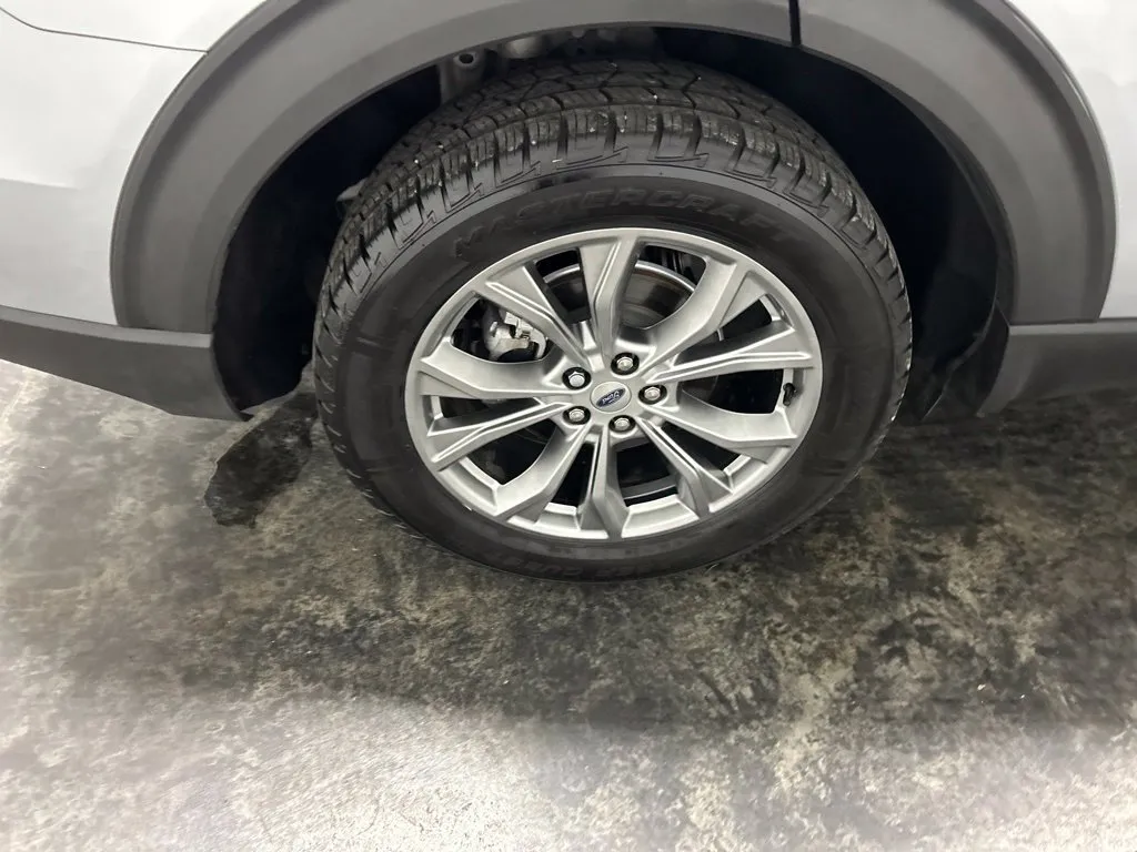 Ford Explorer photo 8