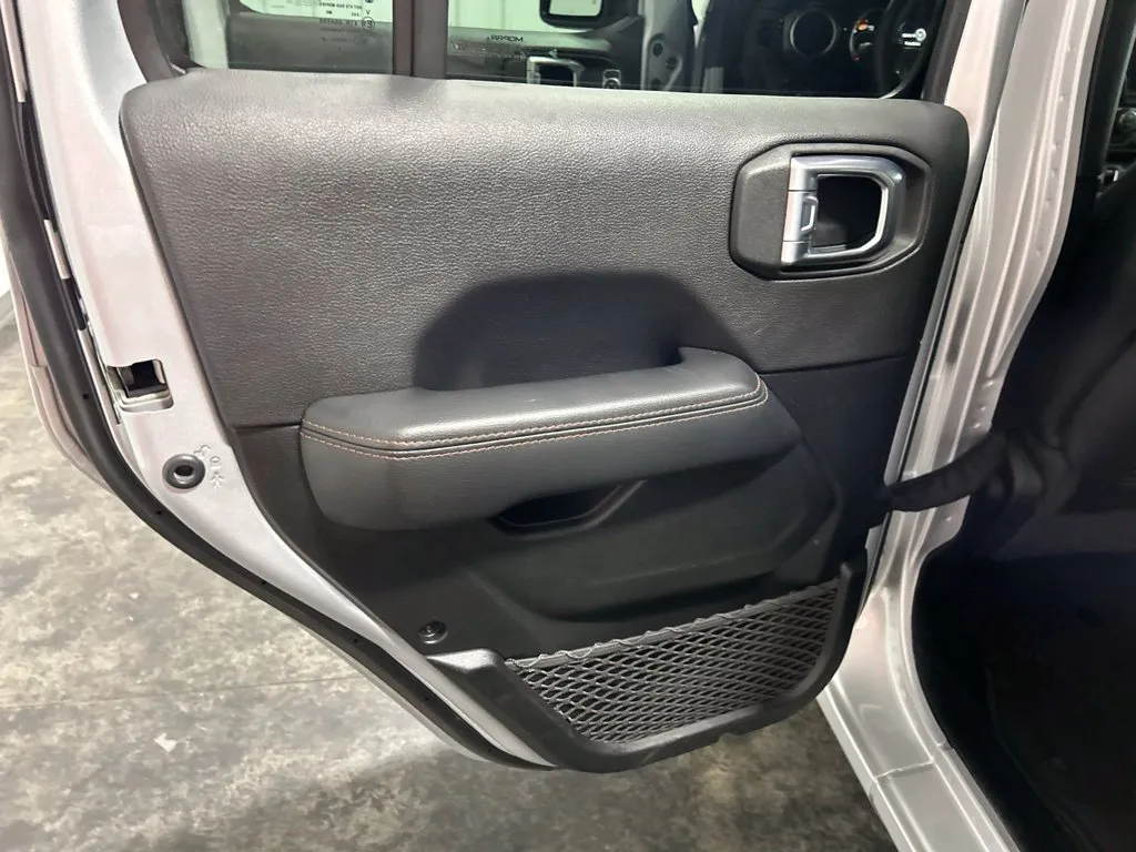 Jeep Wrangler photo 20