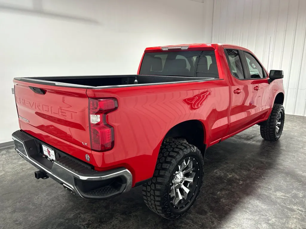 Chevrolet Silverado photo 3