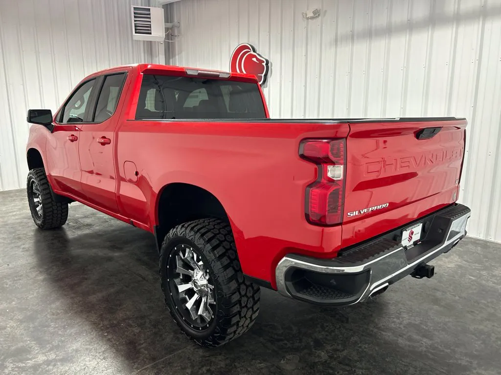 Chevrolet Silverado photo 2