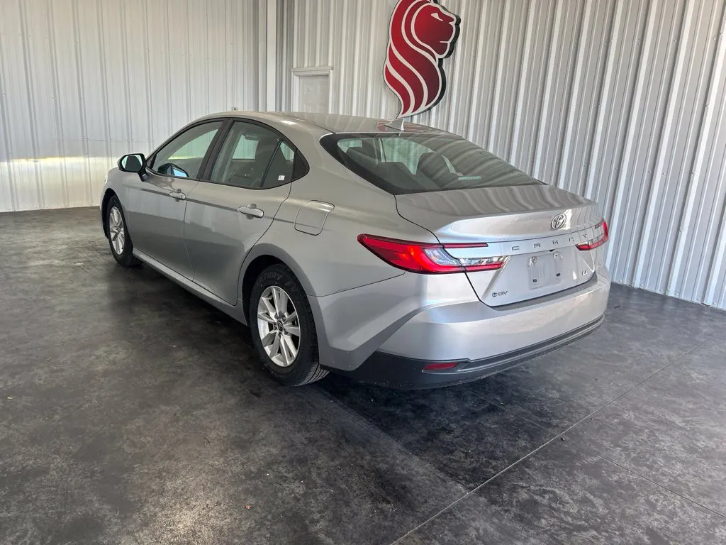 Toyota Camry photo 2