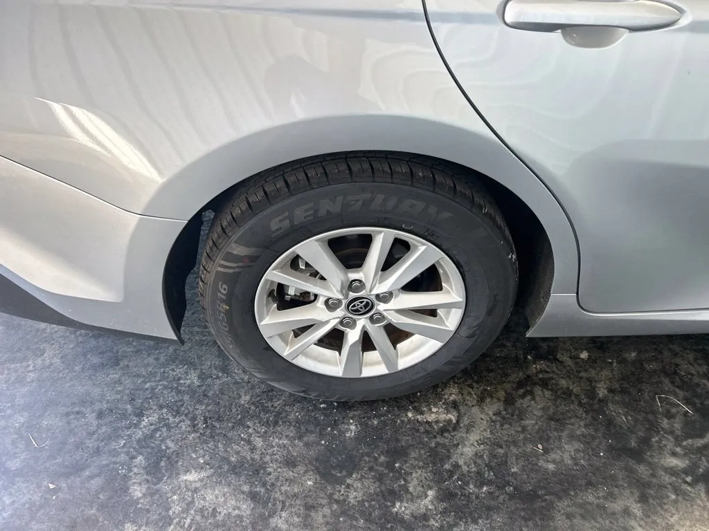 Toyota Camry photo 9