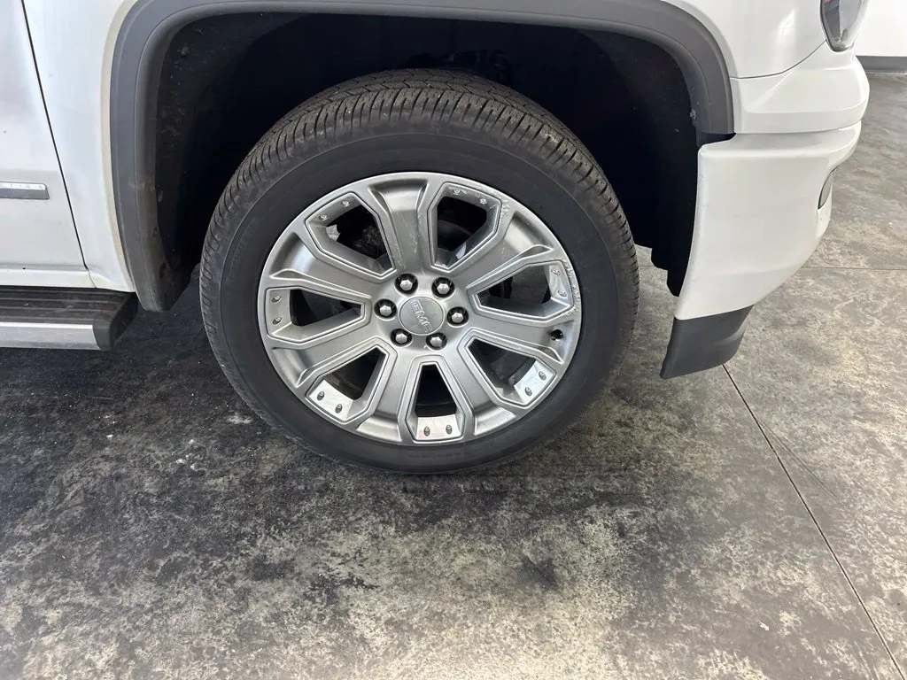 GMC Sierra photo 10