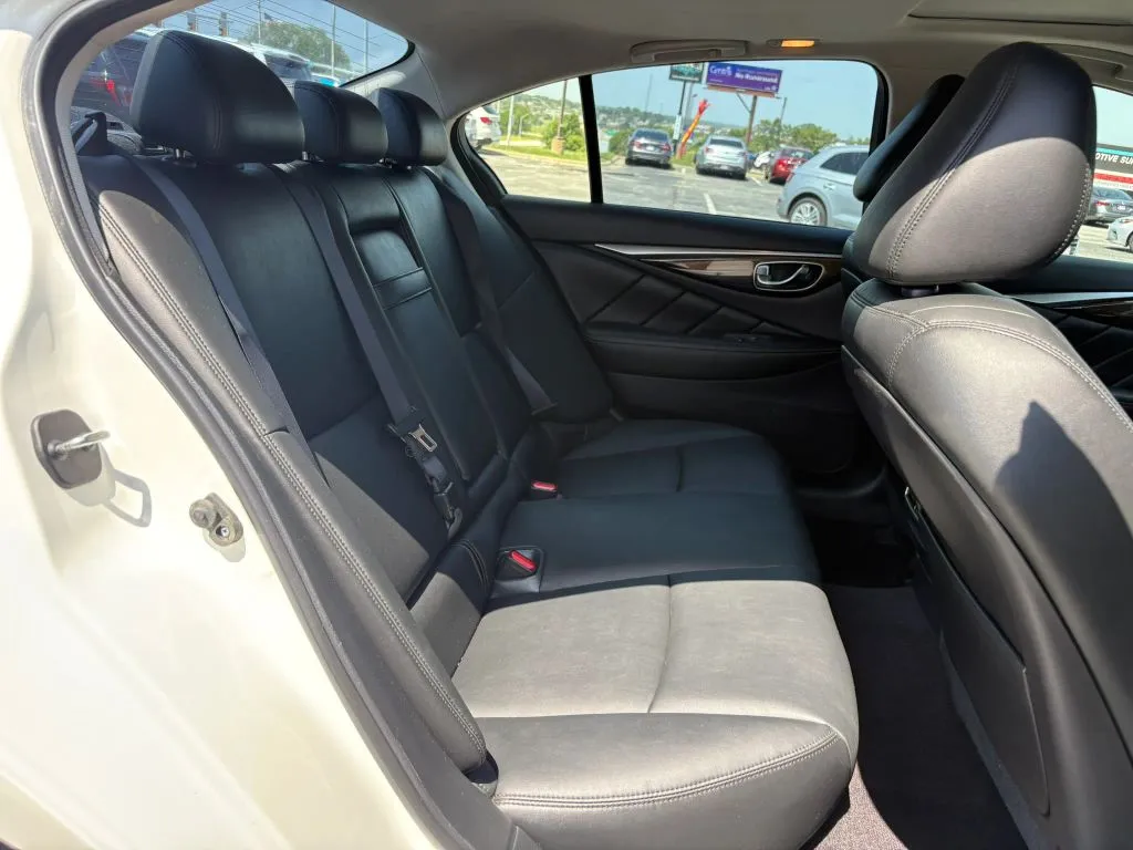 Infiniti Q50 photo 18