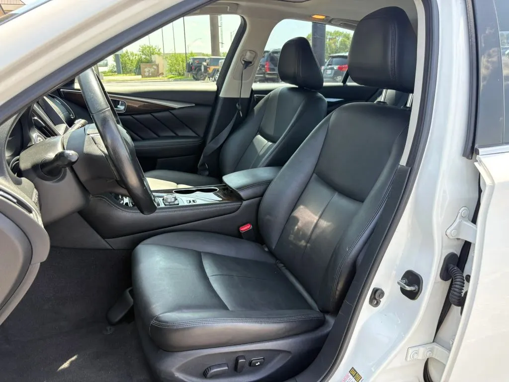 Infiniti Q50 photo 20