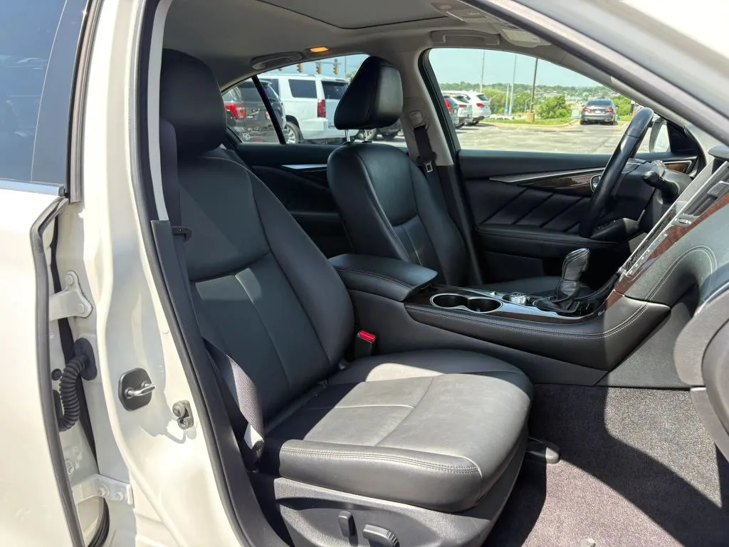 Infiniti Q50 photo 16