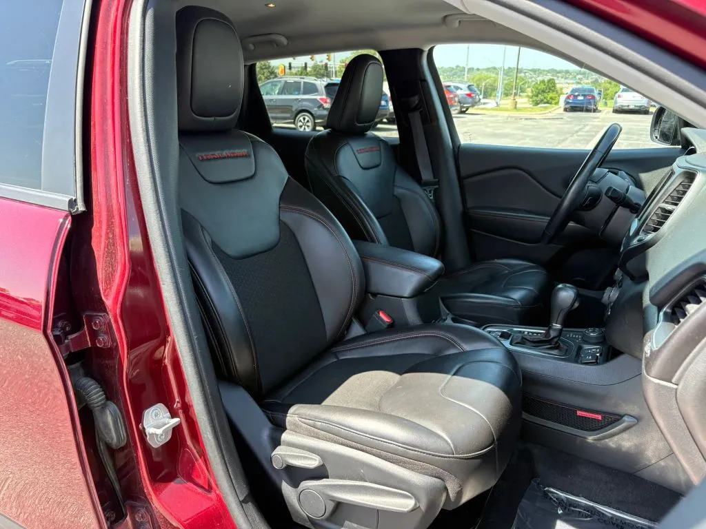Jeep Cherokee photo 16