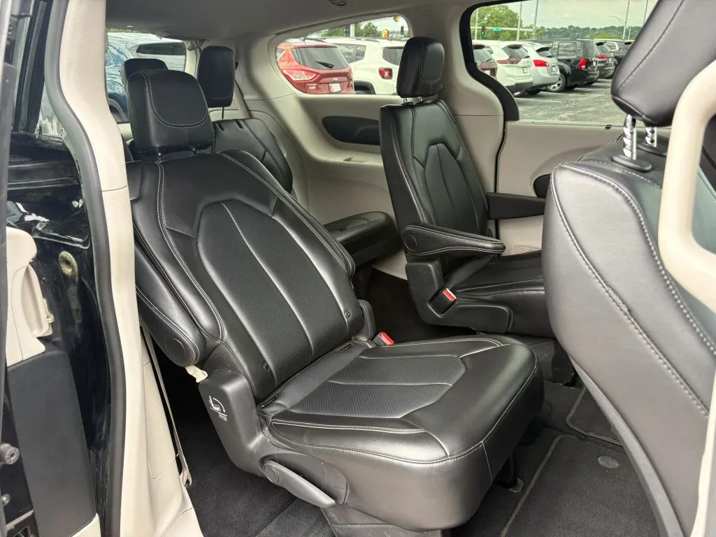 Chrysler Pacifica photo 20