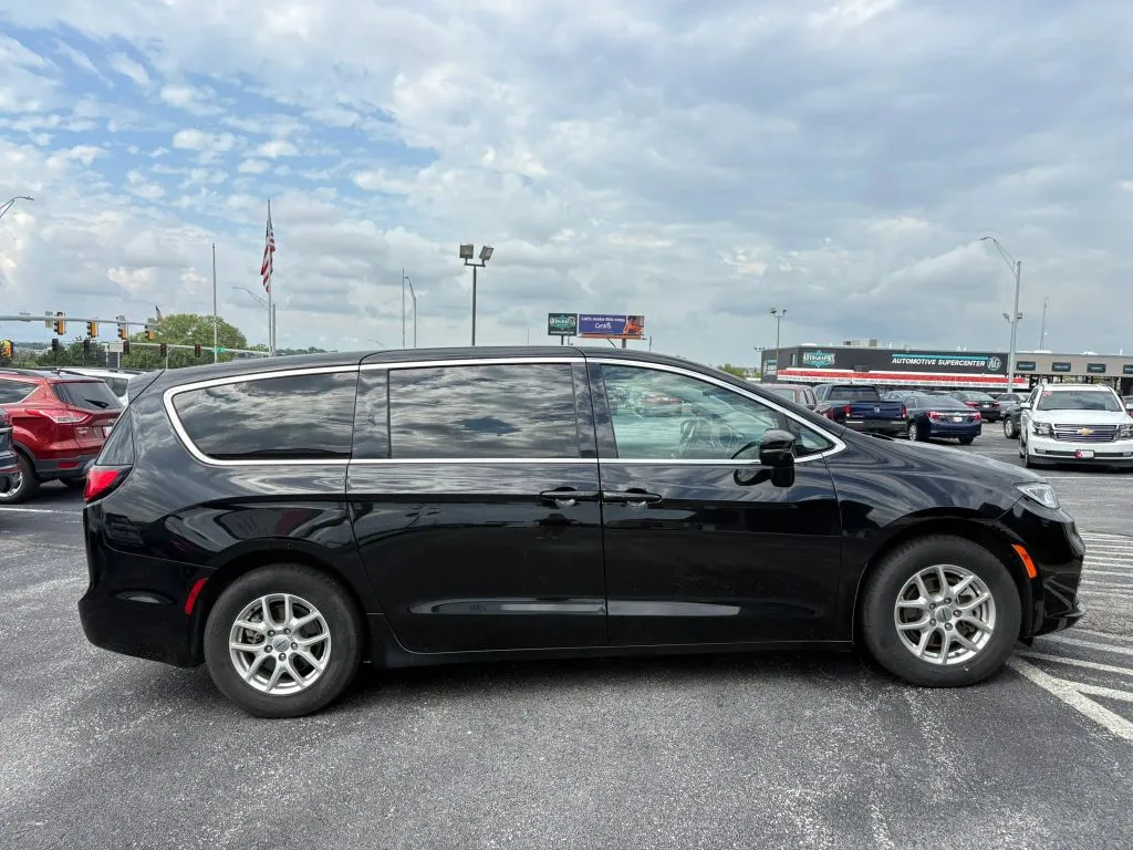 Chrysler Pacifica photo 6