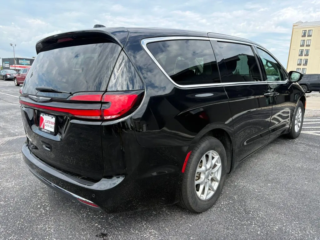 Chrysler Pacifica photo 5