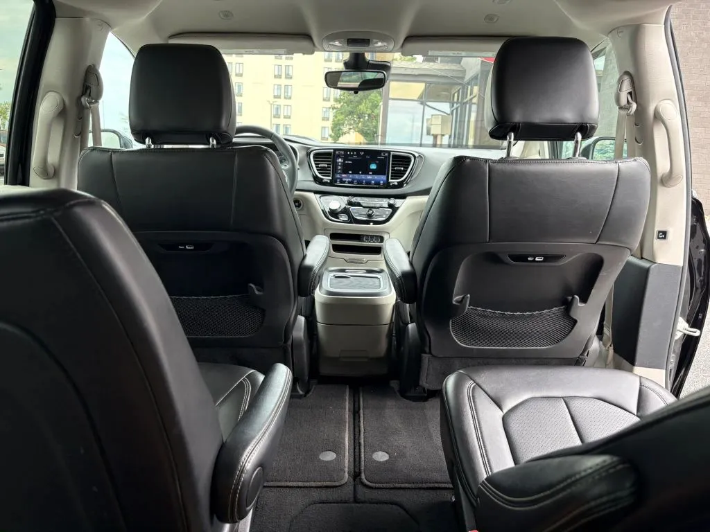 Chrysler Pacifica photo 21