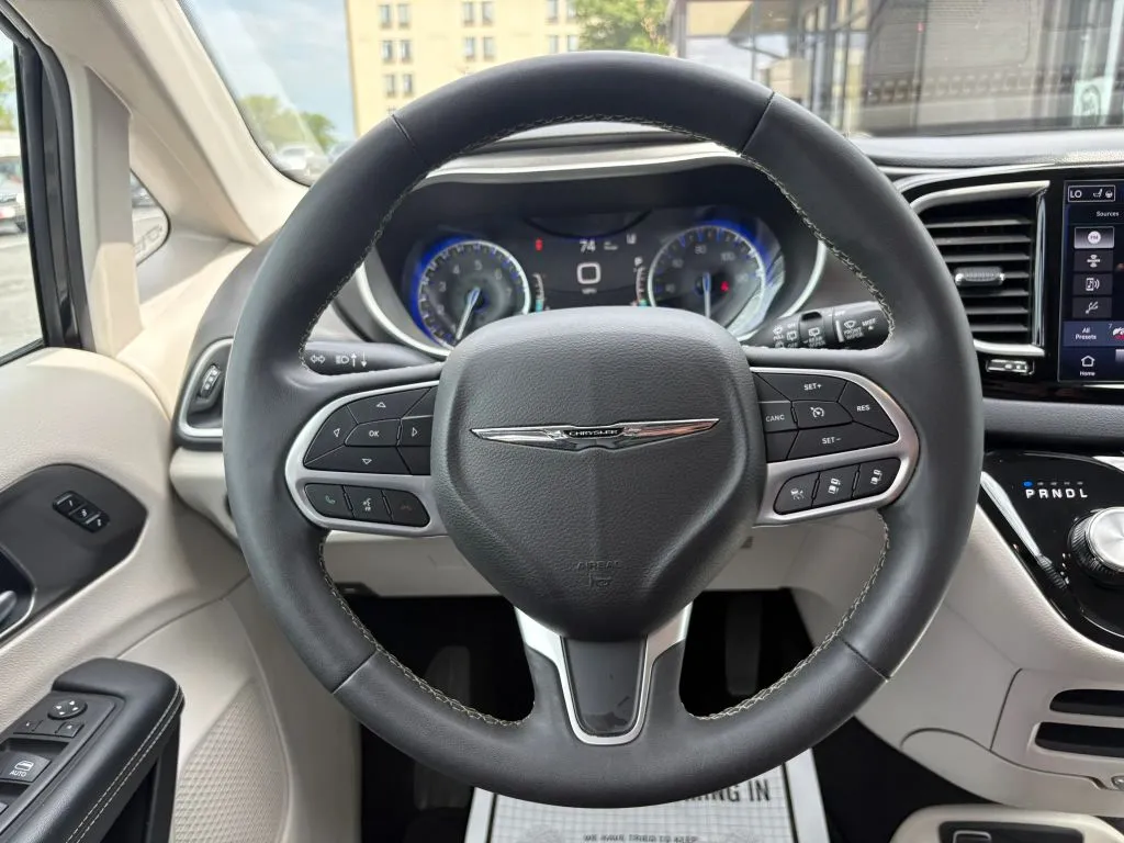 Chrysler Pacifica photo 14