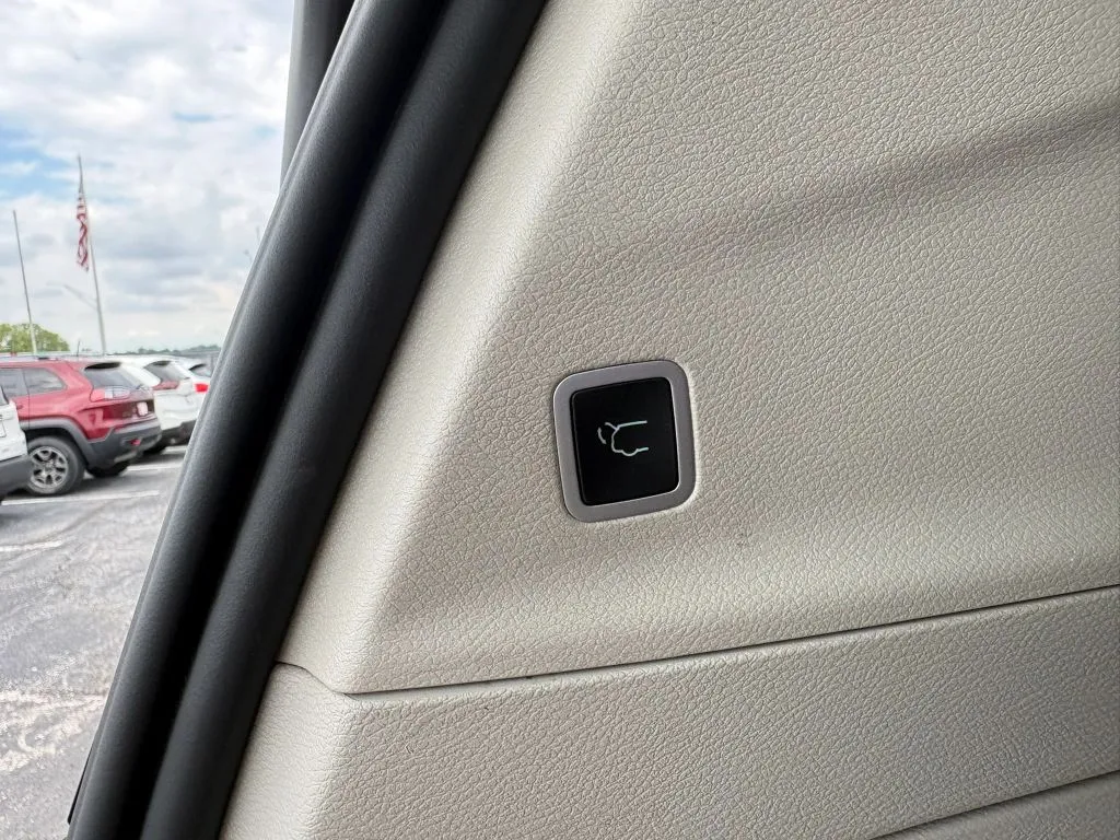 Chrysler Pacifica photo 11