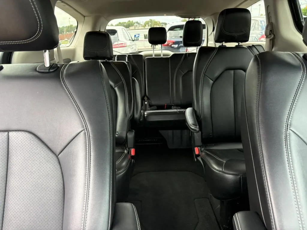 Chrysler Pacifica photo 19