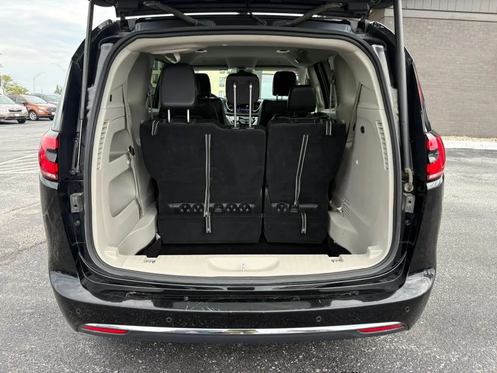 Chrysler Pacifica photo 9
