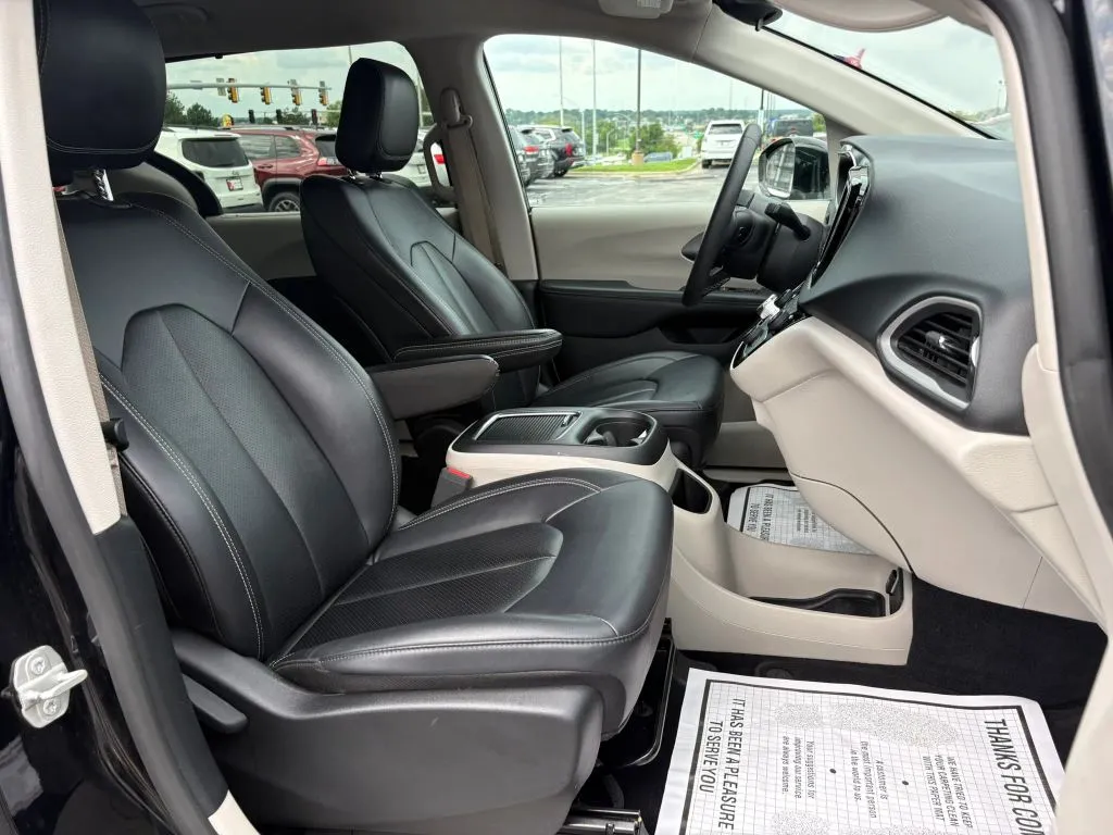 Chrysler Pacifica photo 18