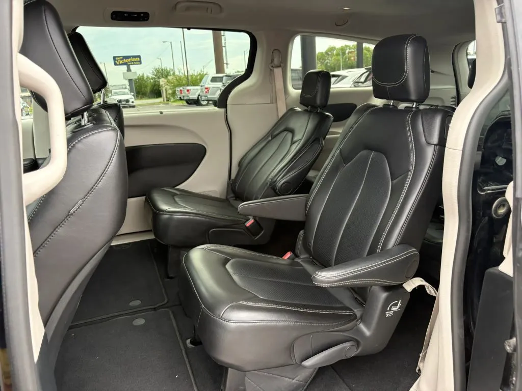 Chrysler Pacifica photo 22