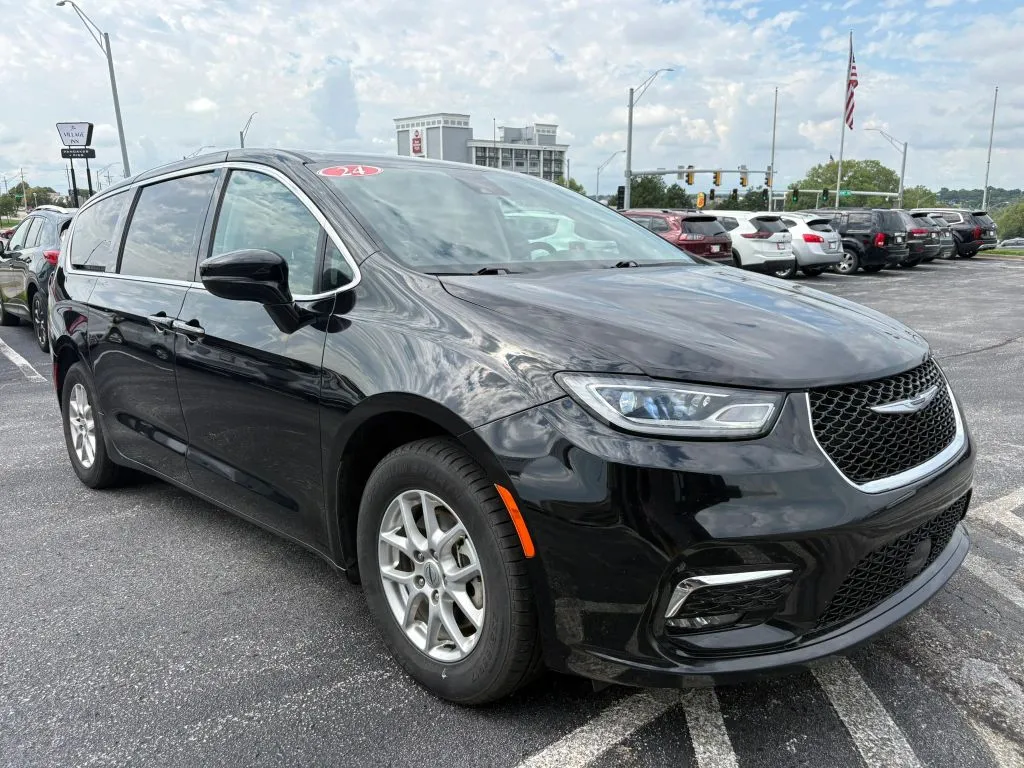 Chrysler Pacifica photo 7