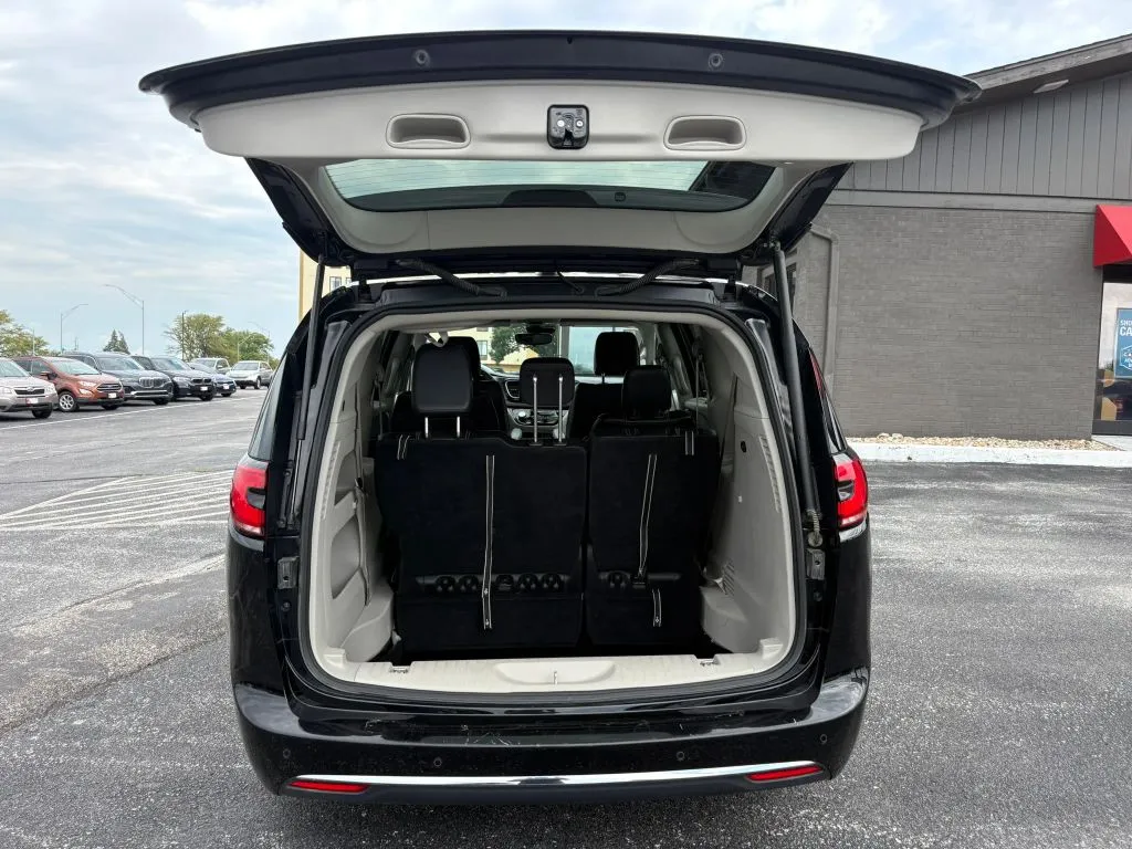 Chrysler Pacifica photo 10