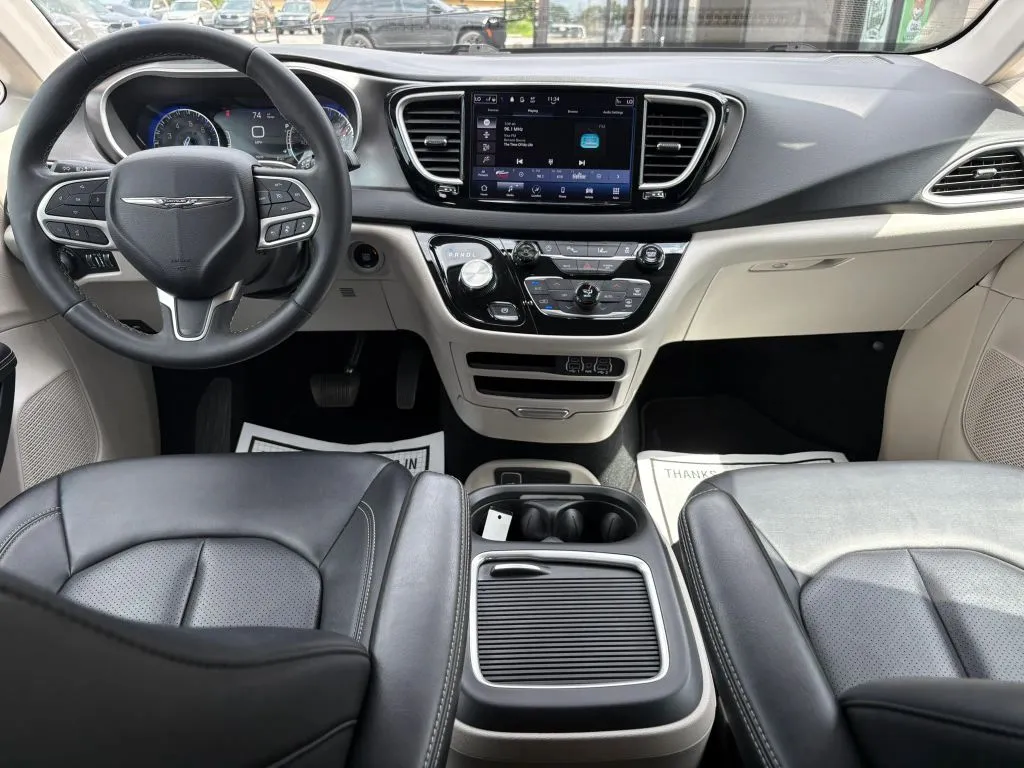 Chrysler Pacifica photo 12