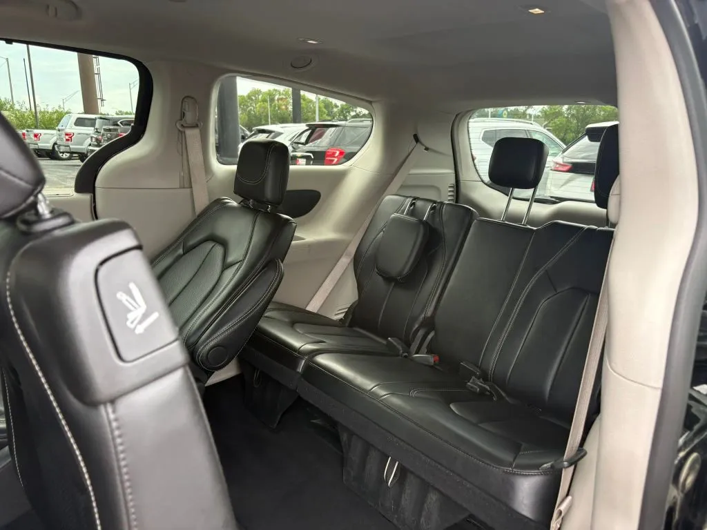 Chrysler Pacifica photo 23