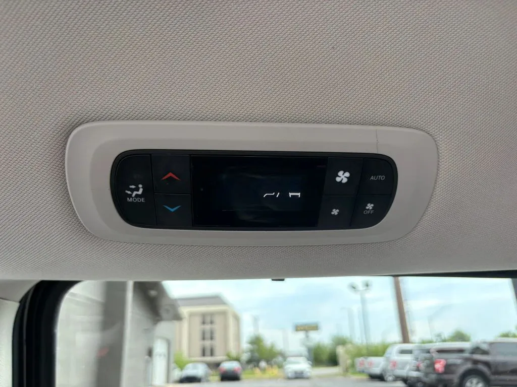 Chrysler Pacifica photo 17