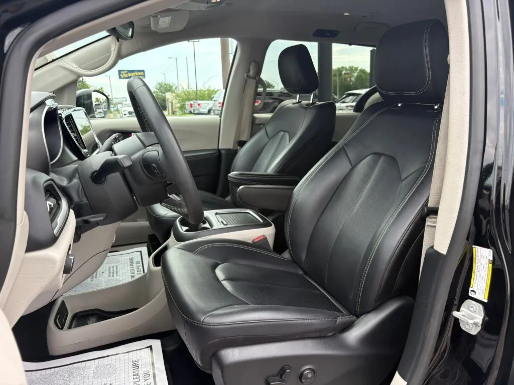 Chrysler Pacifica photo 24
