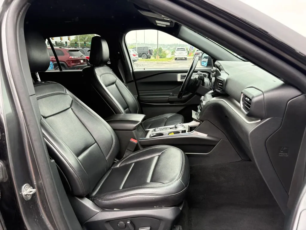 Ford Explorer photo 17