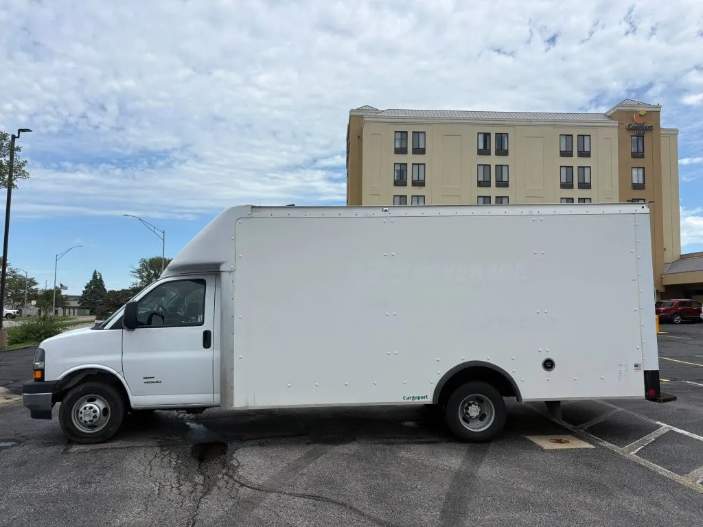 Chevrolet Express photo 2
