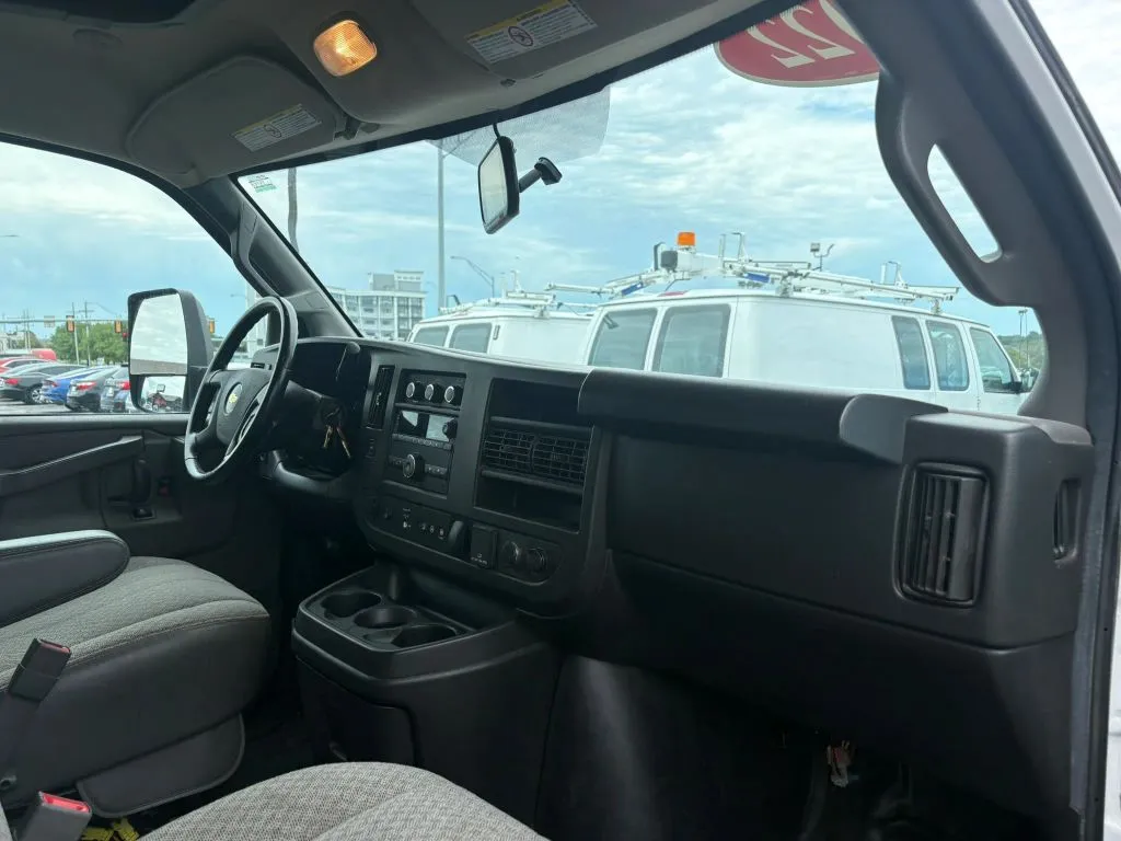Chevrolet Express photo 19
