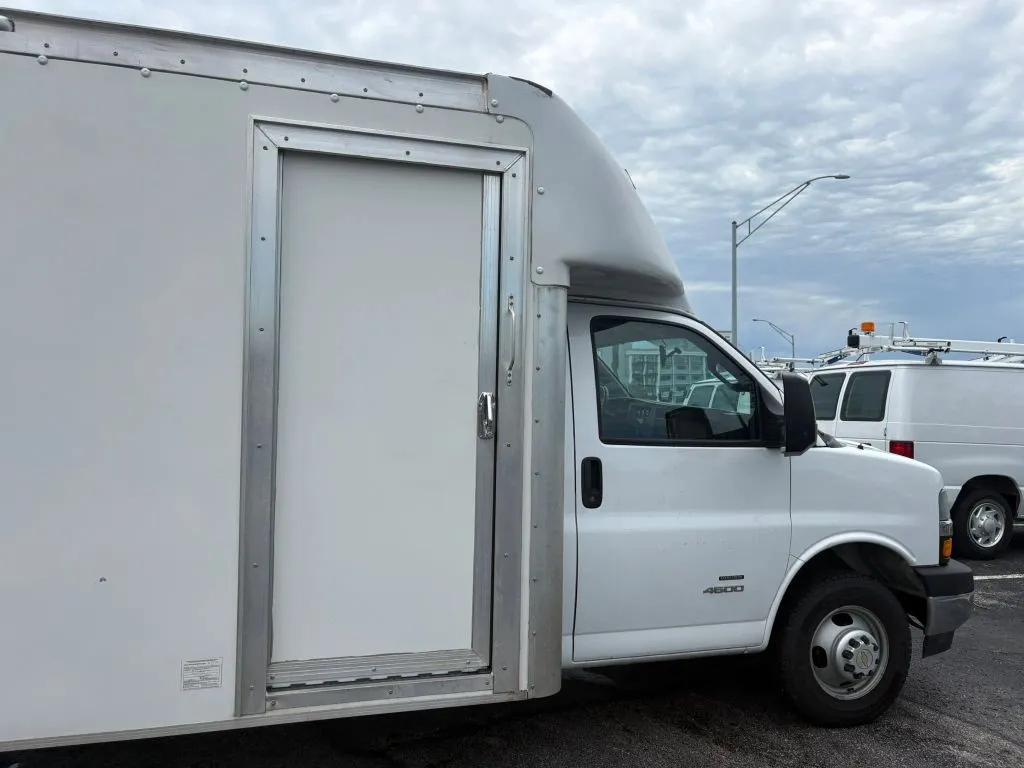 Chevrolet Express photo 23