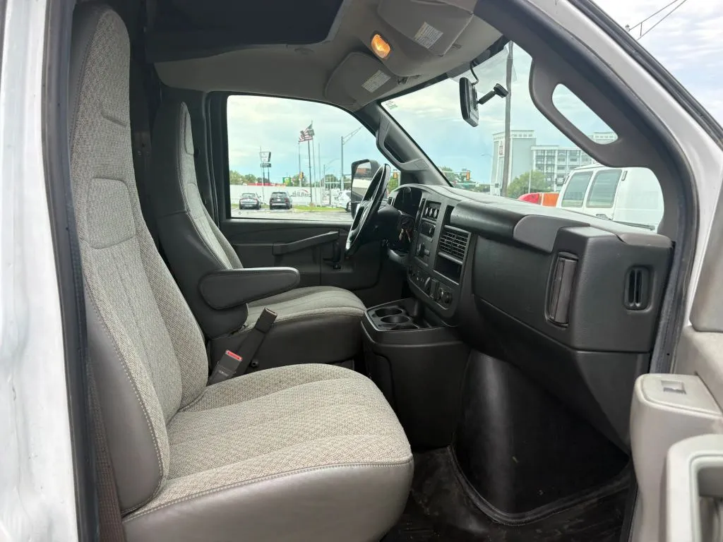 Chevrolet Express photo 18