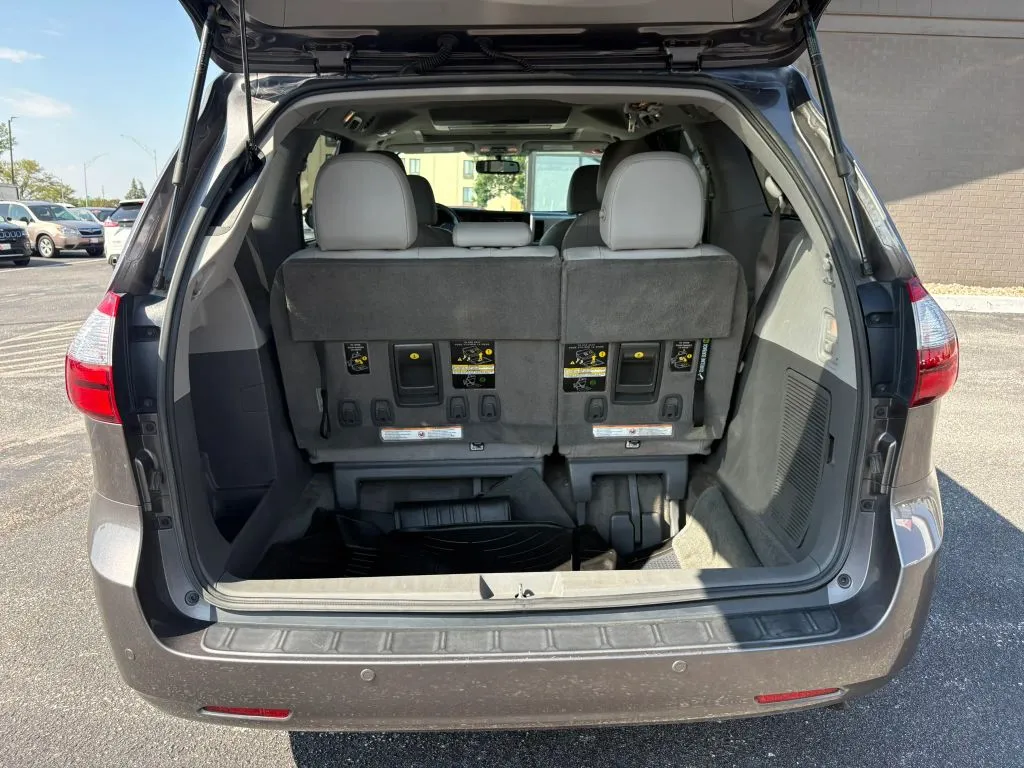 Toyota Sienna photo 9