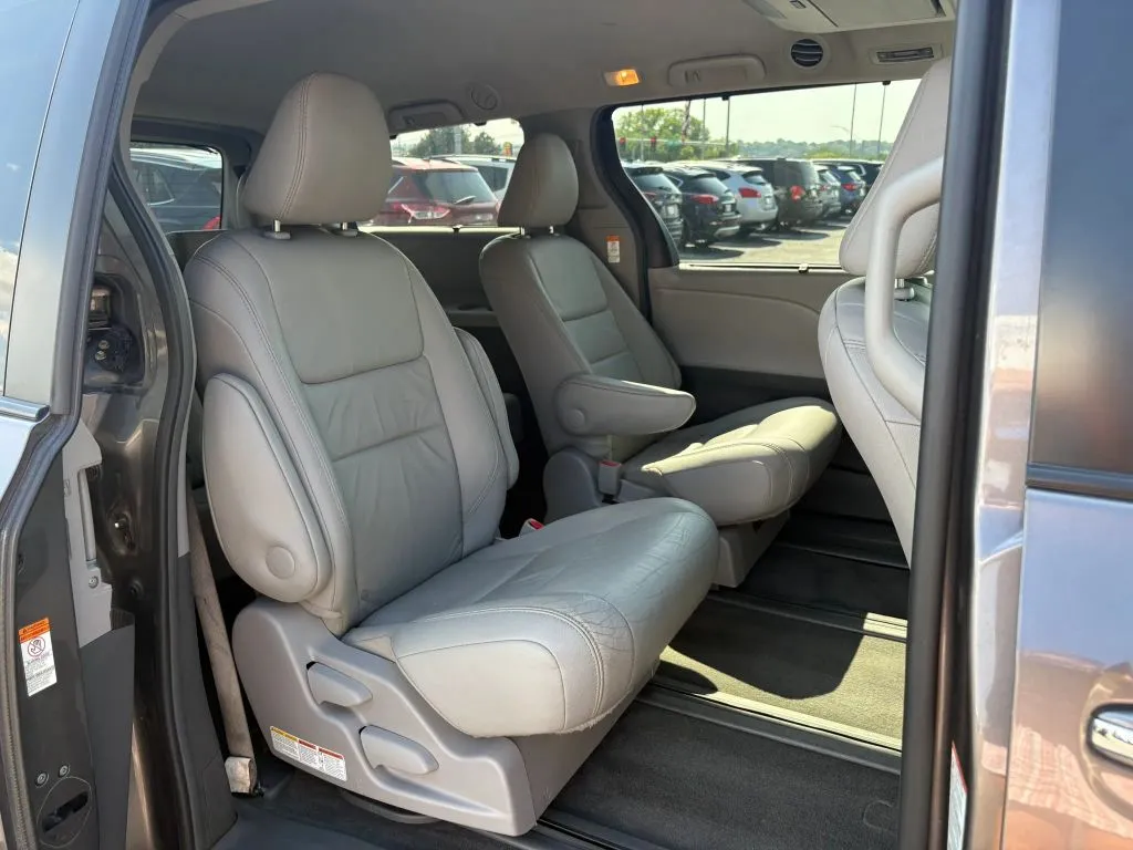 Toyota Sienna photo 21