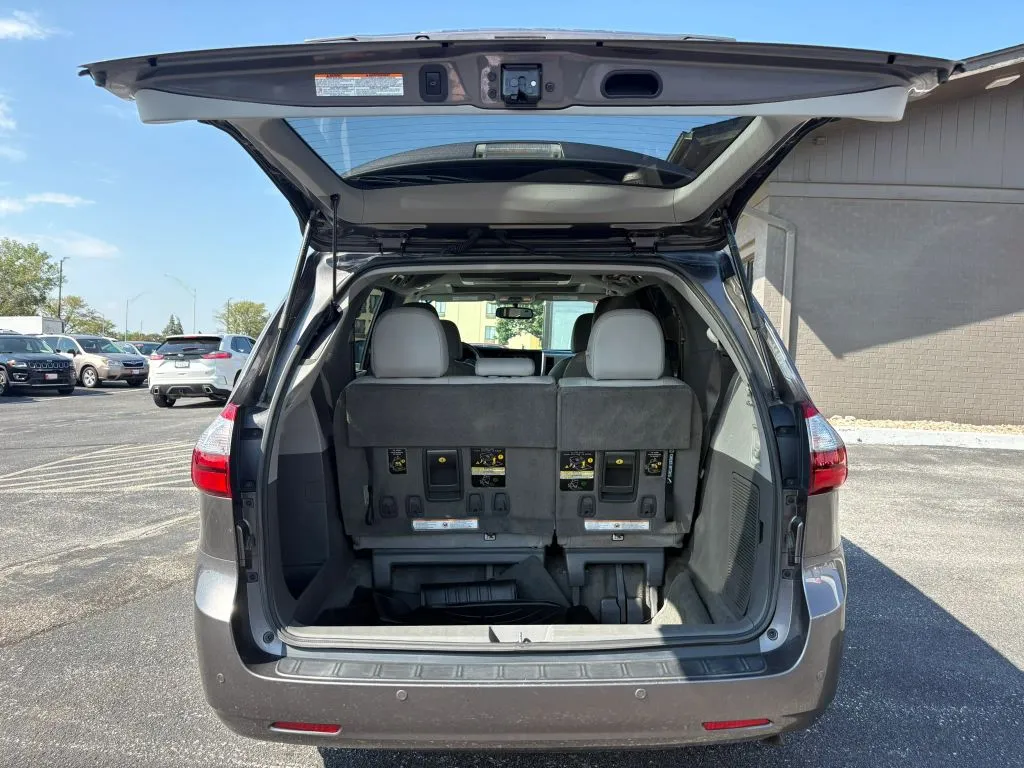 Toyota Sienna photo 10