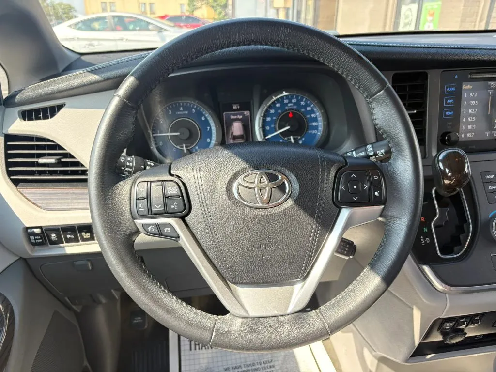 Toyota Sienna photo 15