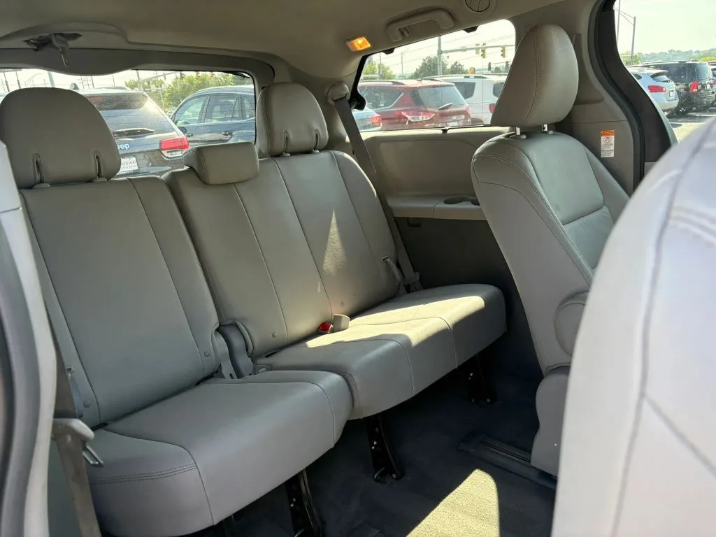 Toyota Sienna photo 22