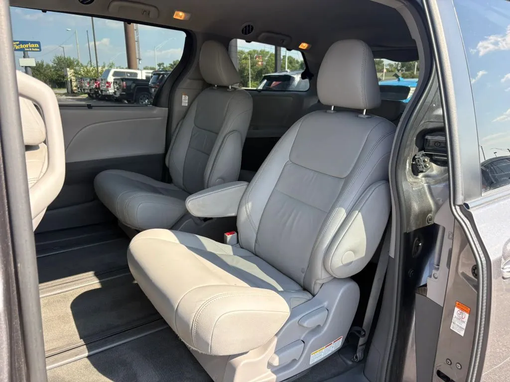 Toyota Sienna photo 24