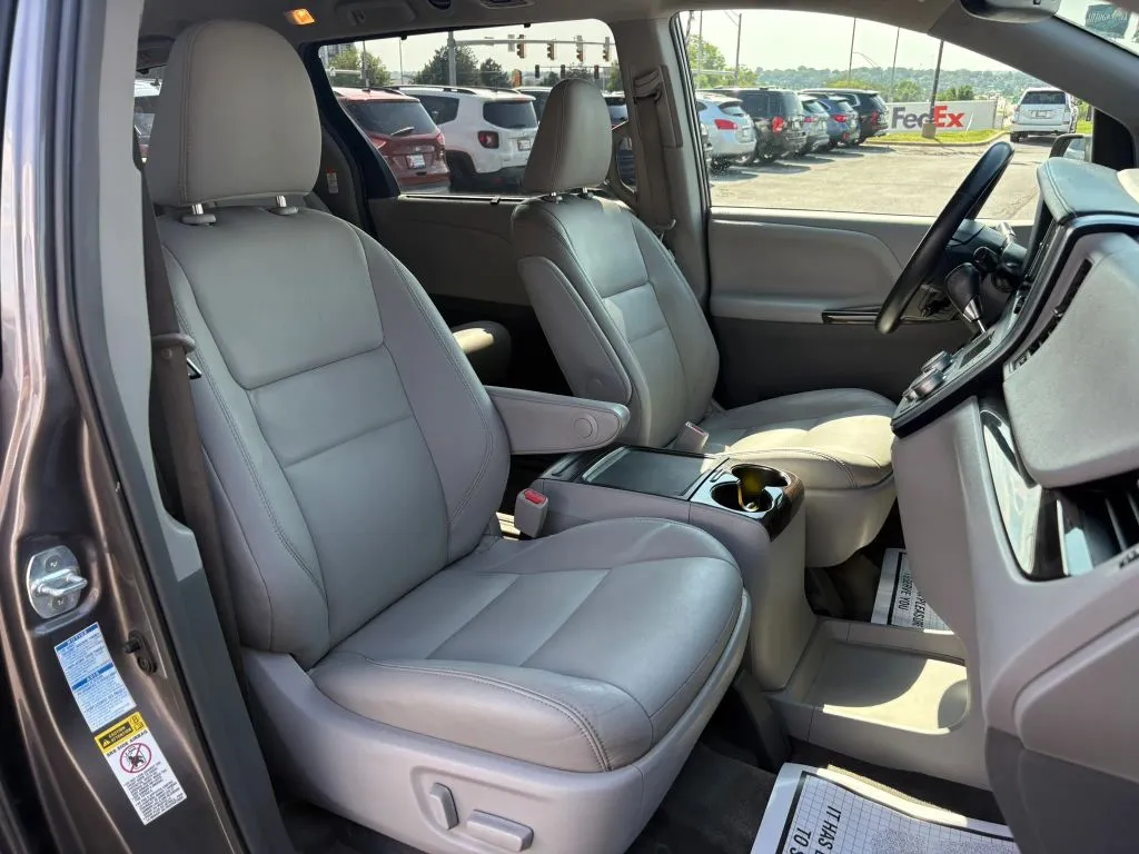 Toyota Sienna photo 19
