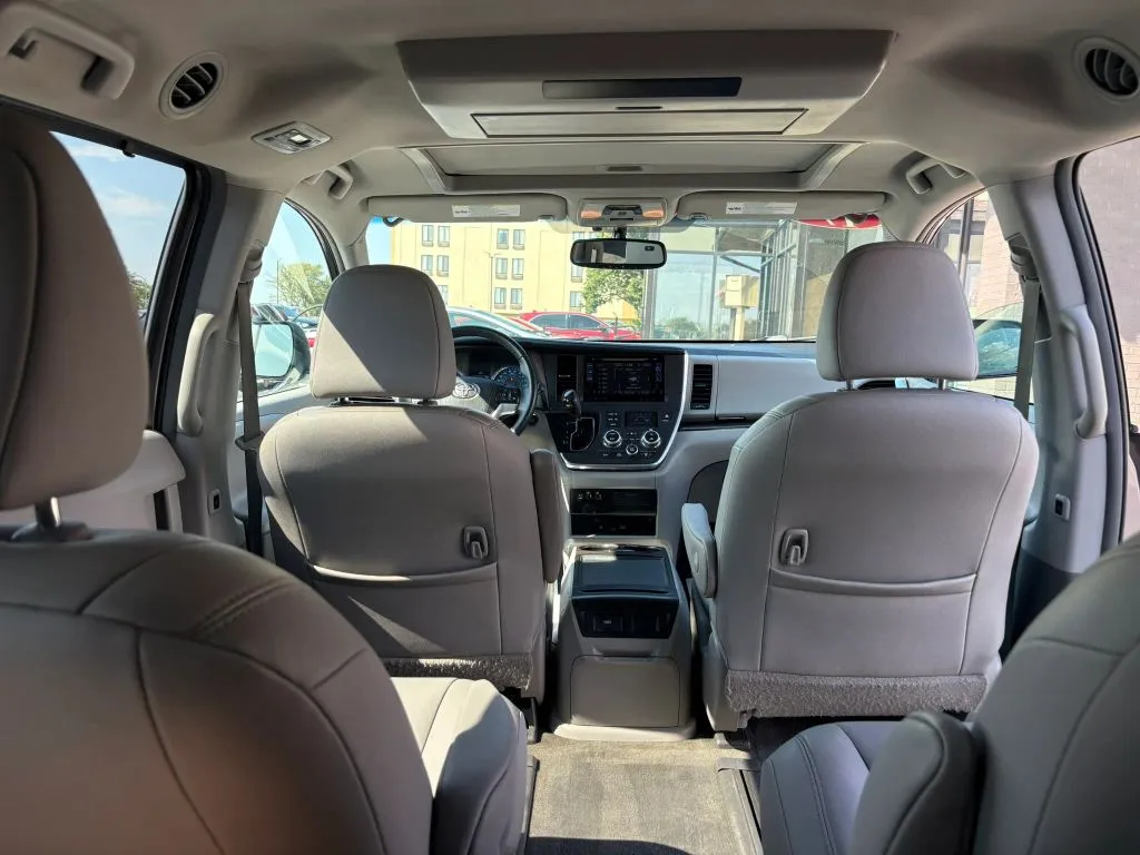 Toyota Sienna photo 23