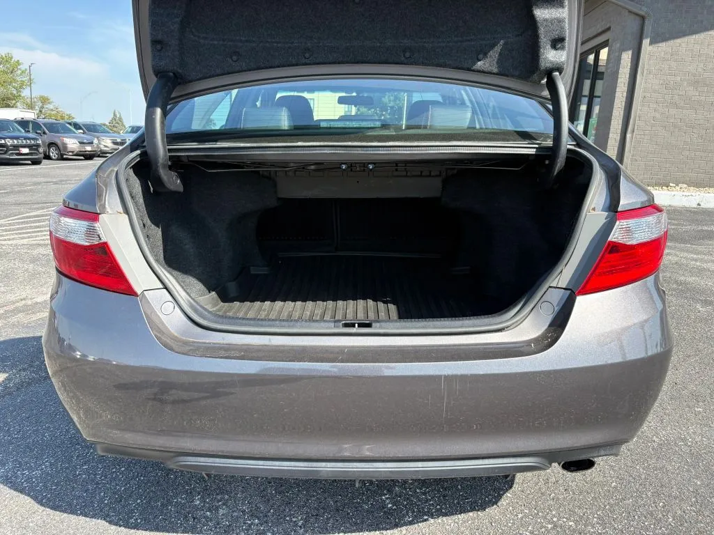 Toyota Camry photo 9