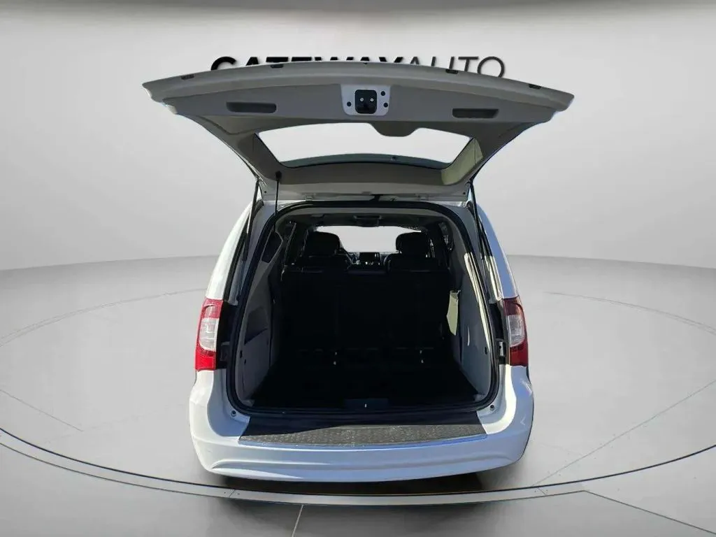 Chrysler Town and Country photo 9