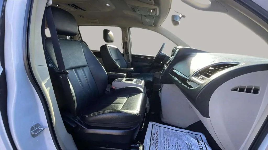 Chrysler Town and Country photo 14